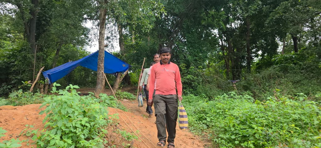 Kanker News: उफनती नदी, बिना लाइफ जैकेट और 6 KM पैदल सफर… बच्चों को पढ़ाने रोज ऐसा संघर्ष करते हैं कांकेर के गुरुजी 2 image 1
